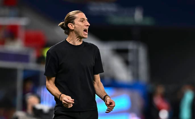 Cruz Azul v CR Flamengo - FIFA Derby of the Americas 2025: FIFA Intercontinental Cup Filipe Luis head coach of Flamengo reacts during the FIFA Derby of the Americas 2025: FIFA Intercontinental Cup, match between Mexico s Cruz Azul and Brazil s CR Flamengo at Ahmad Bin Ali Stadium in Al-Rayyan, Qatar, on December 10, 2025. DOHA Qatar Copyright: xNOUSHADxTHEKKAYILx