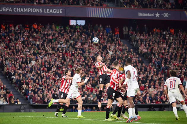 December 10, 2025, Bilbao, Vizcaya, SPAIN: Gorka Guruzeta of Athletic Club competes for the ball during the UEFA Champions League 2025-26 League Phase MD6 match between Athletic Club and Paris Saint-Germain FC at San Mames on December 10, 2025, in Bilbao, Spain. Bilbao SPAIN - ZUMAa181 20251210_zaa_a181_281 Copyright: xRicardoxLarreinax