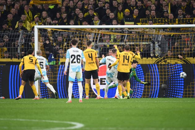 Haitam ALEESAMI FK Bodoe Glimt, Bodö Glimt scores the goal to 1 1, Football UEFA Champions League group stage 6 matchday, matchday6, Borussia Dortmund DO FK Bodoe Glimt 2 2 am 10 12 2025 in Dortmund Germany UEFA regulations prohibit any use of photographs as image sequences and or quasi video Â