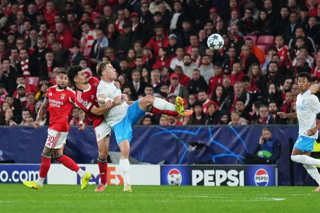 UEFA Champions League - SL Benfica v SSC Napoli Rasmus Hojlund of SSC Napoli and Tomas Araujo of SL Benfica battle for a ball during the match between SL Benfica and SSC Napoli at Estadio do Lisboa e Benfica, for the UEFA Champions League - Dezember 10, 2025 - Lisbon, Portugal. (Photo: Joao Alvarinhas - Avant Sports) Lisbon Estadio do Sport Lisboa e Benfica Portugal Copyright: xJoaoxAlvarinhasx-xAvantxSportsx