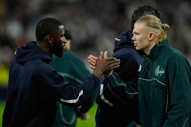 Real Madrid - Manchester City - UEFA Champions League Antonio Rüdiger of Real Madrid CF and Erling Haaland of Manchester City are seen during the ceremony prior to the UEFA Champions League match between Real Madrid CF and Manchester City at the Santiago BernabÃ u on December 10, 2025 in Madrid, Spain. Madrid Madrid Spain Copyright: xGokhanxTanerx