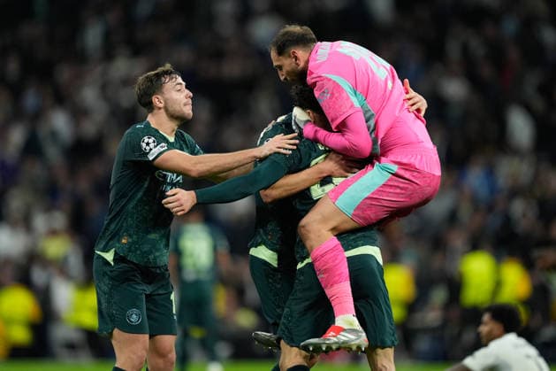 Real Madrid - Manchester City - UEFA Champions League Gianluigi Donnarumma of Manchester City celebrates victory with his teammates after the UEFA Champions League match between Real Madrid CF and Manchester City at the Santiago BernabÃ u on December 10, 2025 in Madrid, Spain. Madrid Madrid Spain Copyright: xGokhanxTanerx