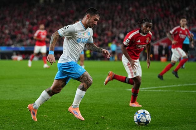 UEFA Champions League - SL Benfica v SSC Napoli Matteo Politano of SSC Napoli during the match between SL Benfica and SSC Napoli at Estadio do Lisboa e Benfica, for the UEFA Champions League - Dezember 10, 2025 - Lisbon, Portugal. (Photo: Joao Alvarinhas - Avant Sports) Lisbon Estadio do Sport Lisboa e Benfica Portugal Copyright: xJoaoxAlvarinhasx-xAvantxSportsx