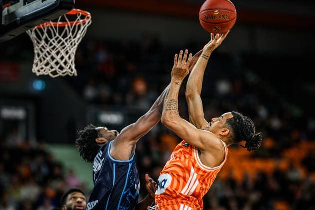 Jaleen Smith Turk Telekom Ankara and Nelson Weidemann ratiopharm ulm battle for the ball during the Basketball Eurocup match between ratiopharm ulm and Turk Telekom Ankara at ratiopharm Arena on December 10, 2025 in Neu Ulm, Germany Photo by Harry Langer DeFodi Images