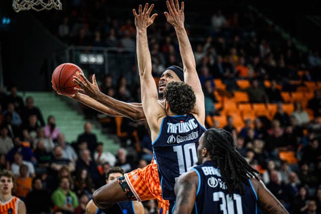 Justin Simon ratiopharm ulm , Uros Trifunovic Turk Telekom Ankara and Kris Bankston Turk Telekom Ankara battle for the ball during the Basketball Eurocup match between ratiopharm ulm and Turk Telekom Ankara at ratiopharm Arena on December 10, 2025 in Neu Ulm, Germany Photo by Harry Langer DeFodi Images