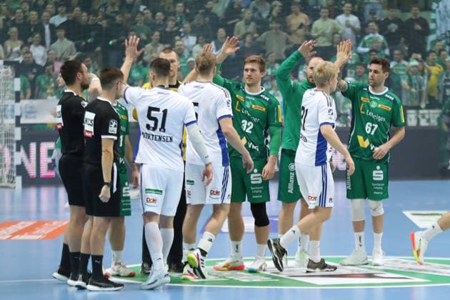 Handball DAIKIN HBL, SC DHfK Leipzig HSV Hamburg 10 12 2025 Franz Semper 32, SC DHfK Leipzig , Dean Bombac 67, SC DHfK Leipzig and their team welcoming the Hamburg team on the pitch Handball, DAIKIN HBL, 1 Bundesliga, Season 2025 2026, Matchday 16 SC DHfK Leipzig vs Handball Sport Verein Hamburg on 10 12 2025 at Quarterback Immobilien Arena Leipzig Copyright: xBEAUTIFULxSPORTS JanxKaeferx