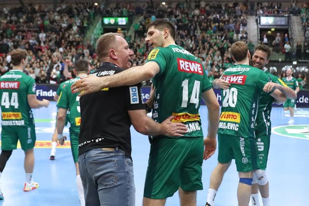 Handball DAIKIN HBL, SC DHfK Leipzig HSV Hamburg 10 12 2025 Victory celebration with head coach Frank Carstens SC DHfK Leipzig and Marko Mamic 14, SC DHfK Leipzig and on the right William Bogojevic 20, SC DHfK Leipzig and Dean Bombac 67, SC DHfK Leipzig Handball, DAIKIN HBL, 1 Bundesliga, Season 2025 2026, Matchday 16 SC DHfK Leipzig vs Handball Sport Verein Hamburg on 10 12 2025 at Quarterback Immobilien Arena Leipzig Copyright: xBEAUTIFULxSPORTS JanxKaeferx