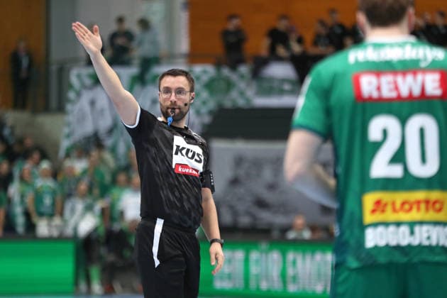 Handball DAIKIN HBL, SC DHfK Leipzig HSV Hamburg 10 12 2025 Referee Steven Heine Handball, DAIKIN HBL, 1 Bundesliga, Season 2025 2026, Matchday 16 SC DHfK Leipzig vs Handball Sport Verein Hamburg on 10 12 2025 at Quarterback Immobilien Arena Leipzig Copyright: xBEAUTIFULxSPORTS JanxKaeferx