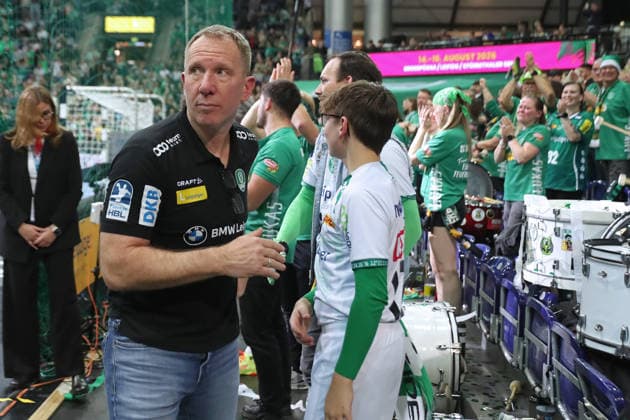 Handball DAIKIN HBL, SC DHfK Leipzig HSV Hamburg 10 12 2025 Head Coach Frank Carstens SC DHfK Leipzig Handball, DAIKIN HBL, 1 Bundesliga, Season 2025 2026, Matchday 16 SC DHfK Leipzig vs Handball Sport Verein Hamburg on 10 12 2025 at Quarterback Immobilien Arena Leipzig Copyright: xBEAUTIFULxSPORTS JanxKaeferx