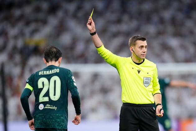 Real Madrid C.F. v Manchester City - UEFA Champions League 2025 26 League Phase MD6 Referee Clement Turpin is shown a yellow card during the UEFA Champions League 2025 26 League Phase MD6 match between Real Madrid C.F. and Manchester City at Estadio Santiago Bernabeu on December 10, 2025 in Madrid, Spain. Madrid Spain  Copyright: xJosexBretonx originalFilename:bretonhernandez-realmadr251210_npHBM.jpg
