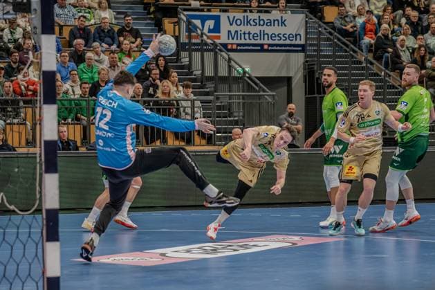 Scene with Jonathan Edvardsson 26 TSV Hannover Burgdorf , Nikola Grahovac 2 HSG Wetzlar and Philipp Ahouansou 19 HSG Wetzlar Jonathan Edvardsson 26 TSV Hannover Burgdorf throws on goal Copyright: xMichaelxSchäferx