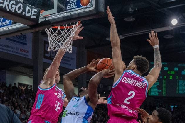 Alijah Comithier 2 Telekom Baskets Bonn with block against Nahiem Alleyne 4 Frankfurt Skyliners on matchday 11 in the easyCredit Basketball Bundesliga in Bonn Telekom Baskets Bonn vs Frankfurt Skyliners Copyright: xFeyzullahxGökalpx