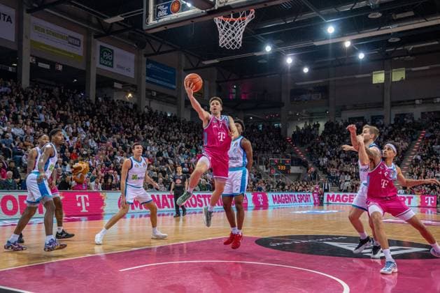 Game action with Grayson Murphy 7 Telekom Baskets Bonn and Michael Kessens 6 Telekom Baskets Bonn Grayson Murphy 7, Telekom Baskets Bonn drives to the basket on Matchday 11 in the easyCredit BBL Telekom Baskets Bonn vs Frankfurt Skyliners Copyright: xFeyzullahxGökalpx
