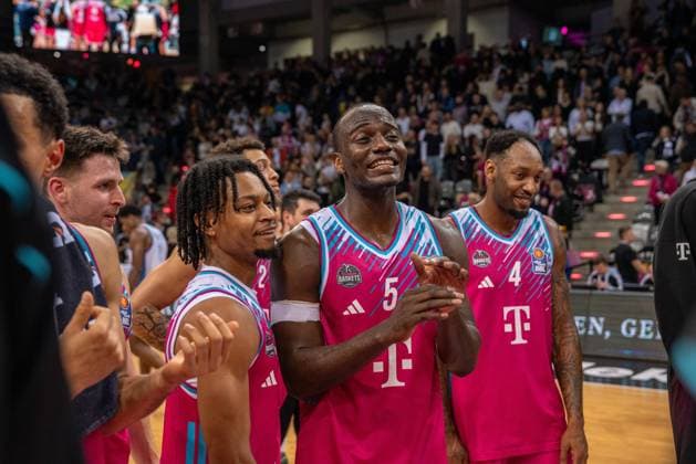 Cheering at the end of the game with Tylan Birts 5 Telekom Baskets Bonn , Jeff Garrett Jr 4 Telekom Baskets Bonn , Grayson Murphy 7 Telekom Baskets Bonn and Zachery Cooks 3 Telekom Baskets Bonn Telekom Baskets Bonn vs Frankfurt Skyliners Copyright: xFeyzullahxGökalpx