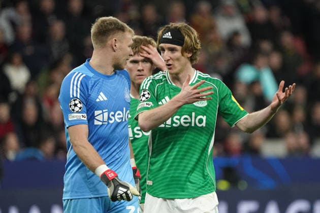 Football, UEFA Champions League 2025 2026, Bayer 04 Leverkusen, Newcastle United FC 10 12 2025 Bayarena Leverkusen, Aaron Ramsdale, Anthony Gordon both Newcastle United,