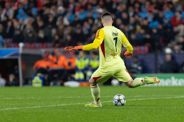 December 10, 2025, Lisbon, Lisbon, Portugal: Benfica goalkeeper from Ukraine ANATOLIY TRUBIN (1) in action during the game for Matchday 6 of Group Phase of the UEFA Champions League between Benfica and Napoli at Estadio da Luz Lisbon Portugal - ZUMAs359 20251210_zsp_s359_213 Copyright: xAlexandrexdexSousax