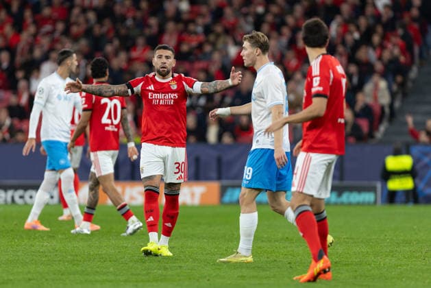 December 10, 2025, Lisbon, Lisbon, Portugal: Benfica defender from Argentina NICOLAS OTAMENDI (30) (C) in action during the game for Matchday 6 of Group Phase of the UEFA Champions League between Benfica and Napoli at Estadio da Luz Lisbon Portugal - ZUMAs359 20251210_zsp_s359_228 Copyright: xAlexandrexdexSousax