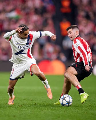 Athletic Club v Paris Saint-Germain FC - UEFA Champions League 2025-26 League Phase MD6 Bradley Barcola of Paris Saint-Germain competes for the ball with Jesus Areso of Athletic Club during the UEFA Champions League 2025-26 League Phase MD6 match between Athletic Club and Paris Saint-Germain FC at San Mames on December 10, 2025, in Bilbao, Spain. Bilbao San Mames Basque Coountry Spain RL_ATHvPSG_CL_000249 Copyright: xRicardoxLarreinax