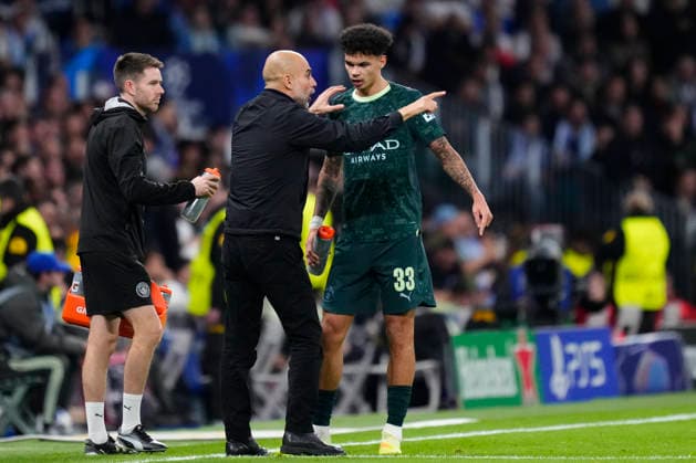 Real Madrid C.F. v Manchester City - UEFA Champions League 2025 26 League Phase MD6 Pep Guardiola head coach of Manchester City and Spain gives instructions to Nico O Reilly left-back of Manchester City and England during the UEFA Champions League 2025 26 League Phase MD6 match between Real Madrid C.F. and Manchester City at Estadio Santiago Bernabeu on December 10, 2025 in Madrid, Spain. Madrid Spain  Copyright: xJosexBretonx originalFilename:bretonhernandez-realmadr251210_np5kK.jpg