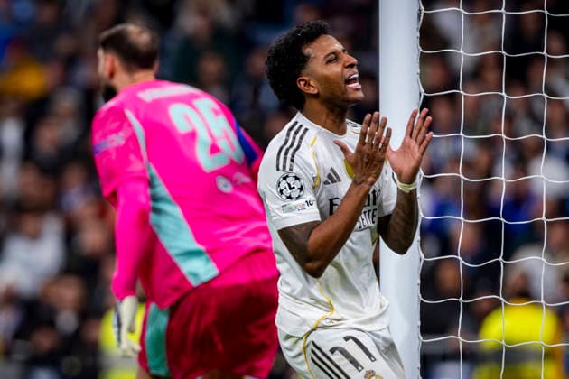 Real Madrid C.F. v Manchester City - UEFA Champions League 2025 26 League Phase MD6 Rodrygo Goes of Real Madrid (R) is seen disappointed after missing a goal during the UEFA Champions League 2025 26 League Phase MD6 match between Real Madrid C.F. and Manchester City at Estadio Santiago Bernabeu on December 10, 2025 in Madrid, Spain. Madrid Estadio Santiago Bernabeu Madrid Spain Copyright: xAlbertoxGardinx AGardin_20251210_Foot_Cham_ReaMad_ManCity_1789