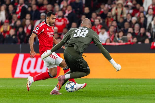 December 10, 2025, Lisbon, Portugal: Vangelis Pavlidis (L) of SL Benfica and Vanja Milinkovic-Savic (R) of SSC Napoli seen in action during the UEFA Champions League Matchday 6 between SL Benfica and SSC Napoli at Estadio da Luz Stadium. Final score SL Benfica 2 : 0 SSC Napoli Lisbon Portugal - ZUMAs197 20251210_aaa_s197_341 Copyright: xHugoxAmaralx