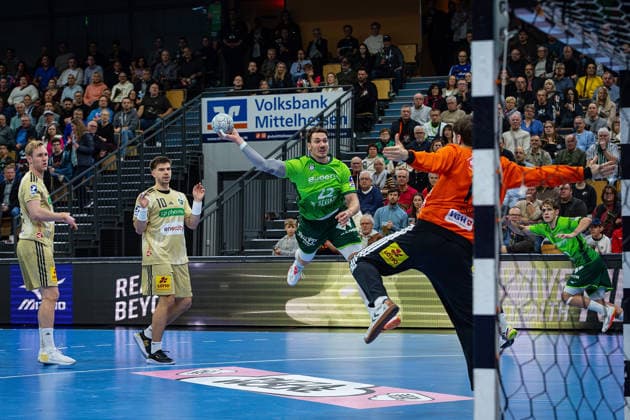 10 12 2025, xovx, Handball Daikin Handball Bundesliga, HSG Wetzlar TSV Hannover Burgdorf v l Marian Michalczik TSV Hannover Burgdorf , Renars Uscins TSV Hannover Burgdorf , Jona Schoch HSG Wetzlar , Daniel Weber TSV Hannover Burgdorf , Lion Zacharias HSG Wetzlar DFL DFB REGULATIONS PROHIBIT ANY USE OF PHOTOGRAPHS as IMAGE SEQUENCES and or QUASI VIDEO Wetzlar Buderus Arena Hessen Deutschland DE