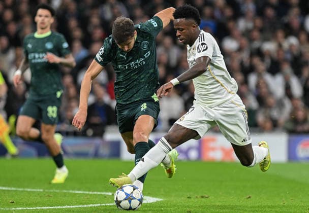 (251211) -- MADRID, Dec. 11, 2025 -- Vinicius Junior (R) of Real Madrid vies for the ball during the UEFA Champions League football match between Real Madrid and Manchester City in Madrid, Spain, Dec. 10, 2025. ) (SP)SPAIN-MADRID-UEFA CHAMPIONS LEAGUE-REAL MADRID VS MAN CITY ChengxMin 