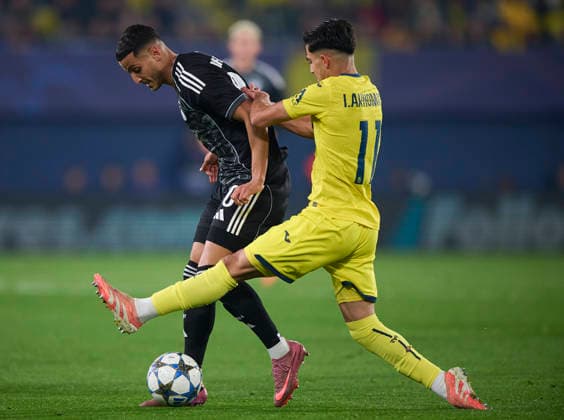 (251211) -- VILLARREAL, Dec. 11, 2025 () -- Ilias Akhomach (R) of Villarreal and Mohamed Elyounoussi of Copenhagen vie for the ball during the UEFA Champions League football match between Villarreal and Copenhagen in Villarreal, Spain, on Dec. 10, 2025. (Str ) (SP)SPAIN-VILLARREAL-FOOTBALL-UEFA CHAMPIONS LEAGUE-VILLARREAL VS COPENHAGEN Xinhua 