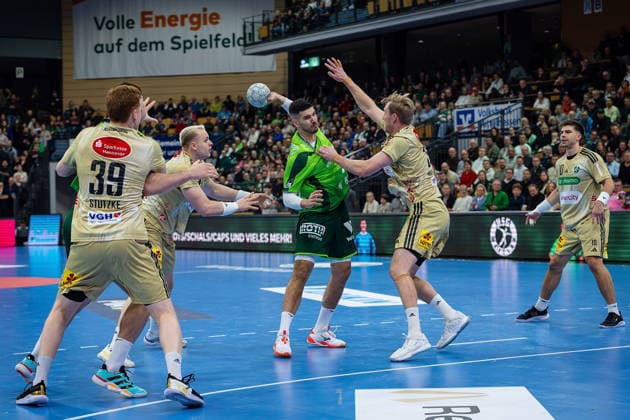 10 12 2025, xovx, Handball Daikin Handball Bundesliga, HSG Wetzlar TSV Hannover Burgdorf v l Lukas Stutzke TSV Hannover Burgdorf , Josip Simic HSG Wetzlar , Justus Fischer TSV Hannover Burgdorf , Stefan Cavor HSG Wetzlar , Marian Michalczik TSV Hannover Burgdorf , Renars Uscins TSV Hannover Burgdorf DFL DFB REGULATIONS PROHIBIT ANY USE OF PHOTOGRAPHS as IMAGE SEQUENCES and or QUASI VIDEO Wetzlar Buderus Arena Hessen Germany EN