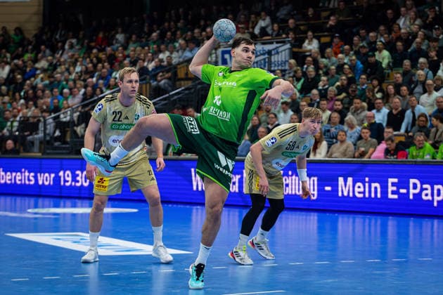 10 12 2025, xovx, Handball Daikin Handball Bundesliga, HSG Wetzlar TSV Hannover Burgdorf v l Marian Michalczik TSV Hannover Burgdorf , Josip Simic HSG Wetzlar , Daniel Weber TSV Hannover Burgdorf DFL DFB REGULATIONS PROHIBIT ANY USE OF PHOTOGRAPHS as IMAGE SEQUENCES and or QUASI VIDEO Wetzlar Buderus Arena Hessen Germany EN