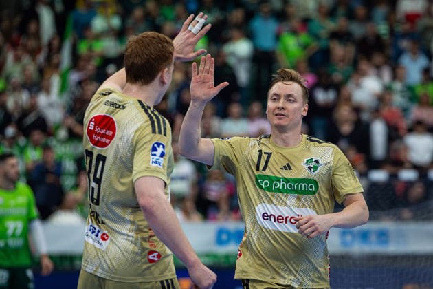 10 12 2025, xovx, Handball Daikin Handball Bundesliga, HSG Wetzlar TSV Hannover Burgdorf v l Lukas Stutzke TSV Hannover Burgdorf and August Baskar Pedersen TSV Hannover Burgdorf DFL DFB REGULATIONS PROHIBIT ANY USE OF PHOTOGRAPHS as IMAGE SEQUENCES and or QUASI VIDEO Wetzlar Buderus Arena Hessen Germany EN