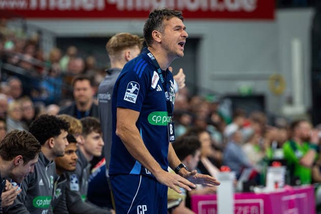 10 12 2025, xovx, Handball Daikin Handball Bundesliga, HSG Wetzlar TSV Hannover Burgdorf Coach Christian Prokop TSV Hannover Burgdorf DFL DFB REGULATIONS PROHIBIT ANY USE OF PHOTOGRAPHS as IMAGE SEQUENCES and or QUASI VIDEO Wetzlar Buderus Arena Hessen Germany EN