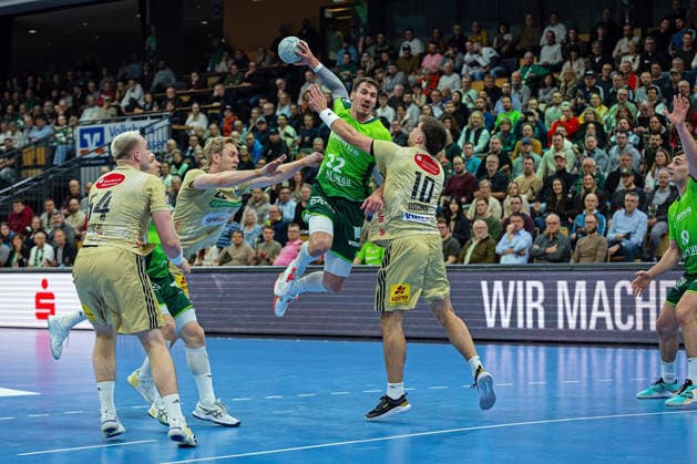 10 12 2025, xovx, Handball Daikin Handball Bundesliga, HSG Wetzlar TSV Hannover Burgdorf v l Justus Fischer TSV Hannover Burgdorf m Justin Müller HSG Wetzlar , Marian Michalczik TSV Hannover Burgdorf , Jona Schoch HSG Wetzlar , Renars Uscins TSV Hannover Burgdorf , Josip Simic HSG Wetzlar DFL DFB REGULATIONS PROHIBIT ANY USE OF PHOTOGRAPHS as IMAGE SEQUENCES and or QUASI VIDEO Wetzlar Buderus Arena Hessen Germany EN