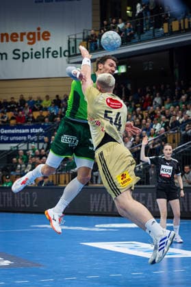 10 12 2025, xovx, Handball Daikin Handball Bundesliga, HSG Wetzlar TSV Hannover Burgdorf v l Jona Schoch HSG Wetzlar , Justus Fischer TSV Hannover Burgdorf DFL DFB REGULATIONS PROHIBIT ANY USE OF PHOTOGRAPHS as IMAGE SEQUENCES and or QUASI VIDEO Wetzlar Buderus Arena Hessen Germany EN