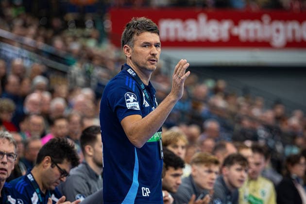 10 12 2025, xovx, Handball Daikin Handball Bundesliga, HSG Wetzlar TSV Hannover Burgdorf Coach Christian Prokop TSV Hannover Burgdorf DFL DFB REGULATIONS PROHIBIT ANY USE OF PHOTOGRAPHS as IMAGE SEQUENCES and or QUASI VIDEO Wetzlar Buderus Arena Hessen Germany EN