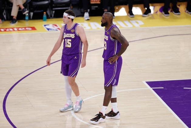 LOS ANGELES, CA - DECEMBER 10: Los Angeles Lakers forward LeBron James (23) talks with Los Angeles Lakers guard Austin Reaves (15) during the San Antonio Spurs vs Los Angeles Lakers 2025 NBA, Basketball Herren, USA Cup quarterfinals game on December 10, 2025, at Crypto.com Arena in Los Angeles, CA. (Photo by Jevone Moore Icon Sportswire) NBA: DEC 10 San Antonio Spurs at Los Angeles Lakers EDITORIAL USE ONLY Icon20251210003