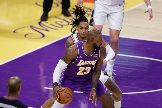 LOS ANGELES, CA - DECEMBER 10: Los Angeles Lakers forward LeBron James (23) backs down San Antonio Spurs guard forward Devin Vassell (24) during the San Antonio Spurs vs Los Angeles Lakers 2025 NBA, Basketball Herren, USA Cup quarterfinals game on December 10, 2025, at Crypto.com Arena in Los Angeles, CA. (Photo by Jevone Moore Icon Sportswire) NBA: DEC 10 San Antonio Spurs at Los Angeles Lakers EDITORIAL USE ONLY Icon20251210042