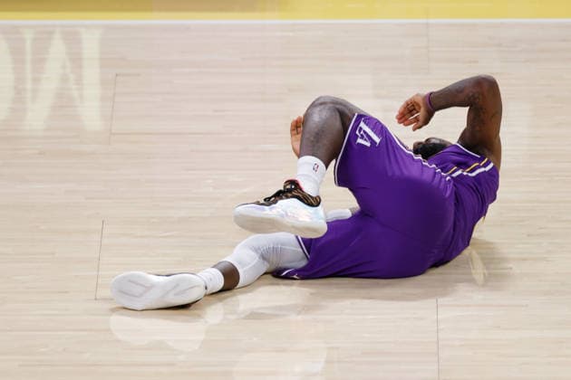LOS ANGELES, CA - DECEMBER 10: Los Angeles Lakers forward LeBron James (23) falls to the ground during the San Antonio Spurs vs Los Angeles Lakers 2025 NBA, Basketball Herren, USA Cup quarterfinals game on December 10, 2025, at Crypto.com Arena in Los Angeles, CA. (Photo by Jevone Moore Icon Sportswire) NBA: DEC 10 San Antonio Spurs at Los Angeles Lakers EDITORIAL USE ONLY Icon20251210046