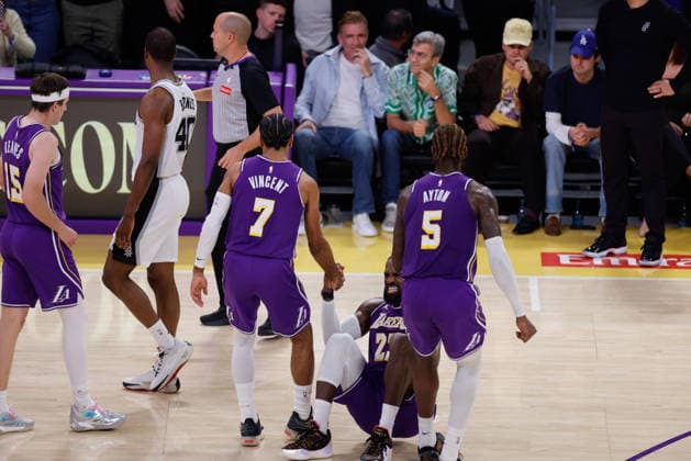 LOS ANGELES, CA - DECEMBER 10: Los Angeles Lakers forward LeBron James (23) gets help up during the San Antonio Spurs vs Los Angeles Lakers 2025 NBA, Basketball Herren, USA Cup quarterfinals game on December 10, 2025, at Crypto.com Arena in Los Angeles, CA. (Photo by Jevone Moore Icon Sportswire) NBA: DEC 10 San Antonio Spurs at Los Angeles Lakers EDITORIAL USE ONLY Icon20251210047