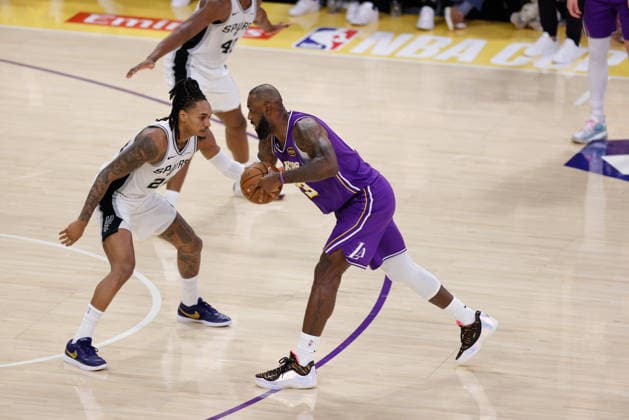 LOS ANGELES, CA - DECEMBER 10: Los Angeles Lakers forward LeBron James (23) guarded by San Antonio Spurs guard forward Devin Vassell (24) during the San Antonio Spurs vs Los Angeles Lakers 2025 NBA, Basketball Herren, USA Cup quarterfinals game on December 10, 2025, at Crypto.com Arena in Los Angeles, CA. (Photo by Jevone Moore Icon Sportswire) NBA: DEC 10 San Antonio Spurs at Los Angeles Lakers EDITORIAL USE ONLY Icon20251210051