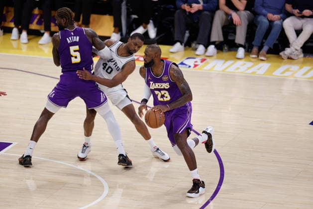 LOS ANGELES, CA - DECEMBER 10: Los Angeles Lakers forward LeBron James (23) uses a Los Angeles Lakers center Deandre Ayton (5) screen during the San Antonio Spurs vs Los Angeles Lakers 2025 NBA, Basketball Herren, USA Cup quarterfinals game on December 10, 2025, at Crypto.com Arena in Los Angeles, CA. (Photo by Jevone Moore Icon Sportswire) NBA: DEC 10 San Antonio Spurs at Los Angeles Lakers EDITORIAL USE ONLY Icon20251210056