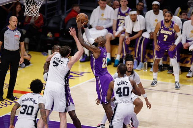 LOS ANGELES, CA - DECEMBER 10:Los Angeles Lakers forward LeBron James (23) drives to the basket during the San Antonio Spurs vs Los Angeles Lakers 2025 NBA, Basketball Herren, USA Cup quarterfinals game on December 10, 2025, at Crypto.com Arena in Los Angeles, CA. (Photo by Jevone Moore Icon Sportswire) NBA: DEC 10 San Antonio Spurs at Los Angeles Lakers EDITORIAL USE ONLY Icon20251210059