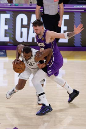 LOS ANGELES, CA - DECEMBER 10: Los Angeles Lakers forward guard Luka Doncic (77) plays tight defense on San Antonio Spurs forward Harrison Barnes (40) during the San Antonio Spurs vs Los Angeles Lakers 2025 NBA, Basketball Herren, USA Cup quarterfinals game on December 10, 2025, at Crypto.com Arena in Los Angeles, CA. (Photo by Jevone Moore Icon Sportswire) NBA: DEC 10 San Antonio Spurs at Los Angeles Lakers EDITORIAL USE ONLY Icon20251210075