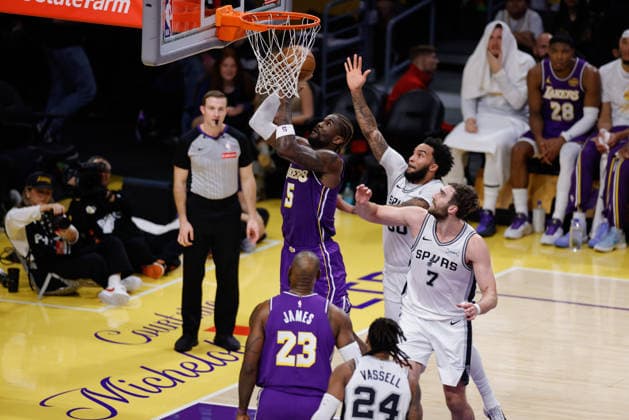 LOS ANGELES, CA - DECEMBER 10: Los Angeles Lakers center Deandre Ayton (5) goes to the basket during the San Antonio Spurs vs Los Angeles Lakers 2025 NBA, Basketball Herren, USA Cup quarterfinals game on December 10, 2025, at Crypto.com Arena in Los Angeles, CA. (Photo by Jevone Moore Icon Sportswire) NBA: DEC 10 San Antonio Spurs at Los Angeles Lakers EDITORIAL USE ONLY Icon20251210045