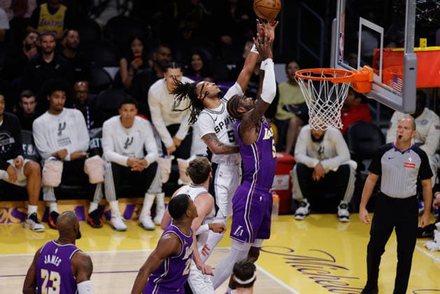 LOS ANGELES, CA - DECEMBER 10: Los Angeles Lakers center Deandre Ayton (5) goes up for a rebound during the San Antonio Spurs vs Los Angeles Lakers 2025 NBA, Basketball Herren, USA Cup quarterfinals game on December 10, 2025, at Crypto.com Arena in Los Angeles, CA. (Photo by Jevone Moore Icon Sportswire) NBA: DEC 10 San Antonio Spurs at Los Angeles Lakers EDITORIAL USE ONLY Icon20251210007