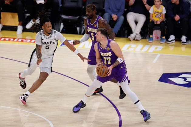 LOS ANGELES, CA - DECEMBER 10: Los Angeles Lakers forward guard Luka Doncic (77) looks to shoot during the San Antonio Spurs vs Los Angeles Lakers 2025 NBA, Basketball Herren, USA Cup quarterfinals game on December 10, 2025, at Crypto.com Arena in Los Angeles, CA. (Photo by Jevone Moore Icon Sportswire) NBA: DEC 10 San Antonio Spurs at Los Angeles Lakers EDITORIAL USE ONLY Icon20251210012