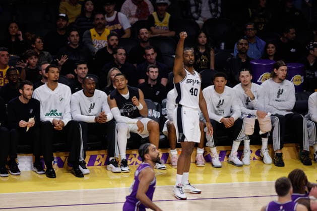 LOS ANGELES, CA - DECEMBER 10: San Antonio Spurs forward Harrison Barnes (40) watches his three during the San Antonio Spurs vs Los Angeles Lakers 2025 NBA, Basketball Herren, USA Cup quarterfinals game on December 10, 2025, at Crypto.com Arena in Los Angeles, CA. (Photo by Jevone Moore Icon Sportswire) NBA: DEC 10 San Antonio Spurs at Los Angeles Lakers EDITORIAL USE ONLY Icon20251210017