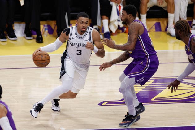 LOS ANGELES, CA - DECEMBER 10: San Antonio Spurs forward guard Keldon Johnson (3) looks to drive during the San Antonio Spurs vs Los Angeles Lakers 2025 NBA, Basketball Herren, USA Cup quarterfinals game on December 10, 2025, at Crypto.com Arena in Los Angeles, CA. (Photo by Jevone Moore Icon Sportswire) NBA: DEC 10 San Antonio Spurs at Los Angeles Lakers EDITORIAL USE ONLY Icon20251210029