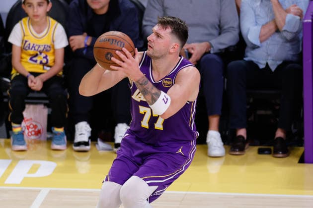 LOS ANGELES, CA - DECEMBER 10: Los Angeles Lakers forward guard Luka Doncic (77) looks to shoot during the San Antonio Spurs vs Los Angeles Lakers 2025 NBA, Basketball Herren, USA Cup quarterfinals game on December 10, 2025, at Crypto.com Arena in Los Angeles, CA. (Photo by Jevone Moore Icon Sportswire) NBA: DEC 10 San Antonio Spurs at Los Angeles Lakers EDITORIAL USE ONLY Icon20251210032