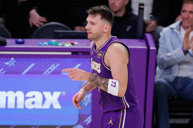 LOS ANGELES, CA - DECEMBER 10: Los Angeles Lakers forward guard Luka Doncic (77) points after a three during the San Antonio Spurs vs Los Angeles Lakers 2025 NBA, Basketball Herren, USA Cup quarterfinals game on December 10, 2025, at Crypto.com Arena in Los Angeles, CA. (Photo by Jevone Moore Icon Sportswire) NBA: DEC 10 San Antonio Spurs at Los Angeles Lakers EDITORIAL USE ONLY Icon20251210035